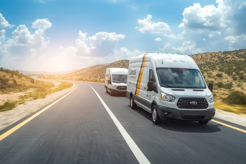 Photo aérienne d'une autoroute avec voitures - suivi de flotte de véhicules