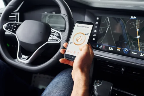 Écran de tableau de bord véhicule montrant la télématique embarquée et les données eco-drive pour optimiser la consommation